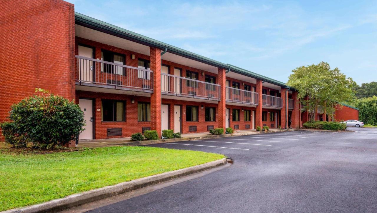 Studios&Suites 4 Less Emporia Exterior foto